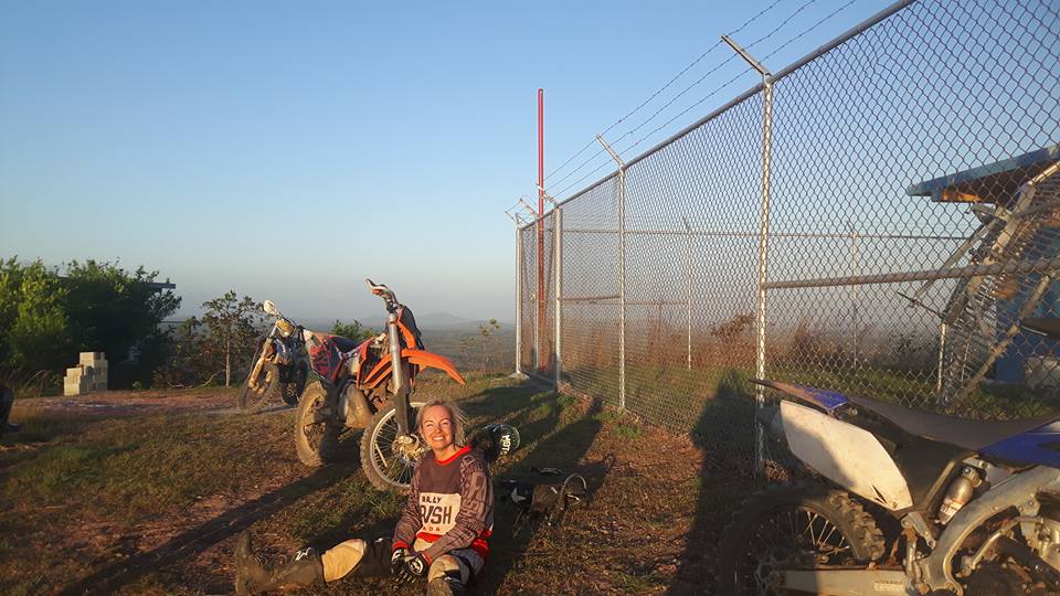 Dominique sur le sommet d’une montagne au Panama avec Enduro Ride Panama