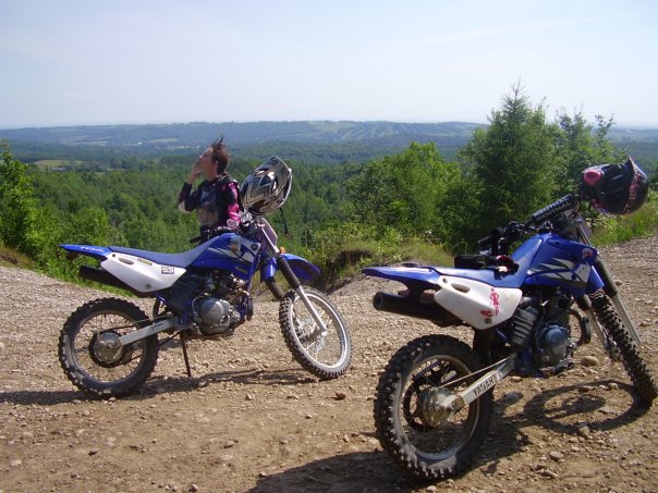 Dominique en voyage ‘’de poules’’ à Ganaraska, en Ontario, lors de ses débuts en moto