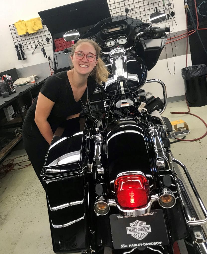 Cendrine: De cheerleader à mécanicienne moto 4 Cendrine L.