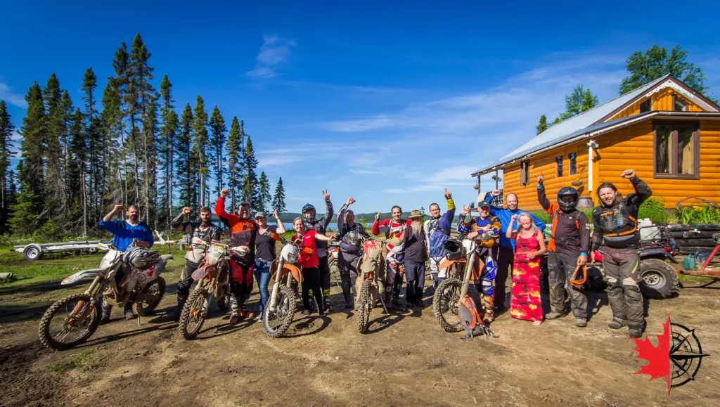 Dominique en randonnée avec ses clients à Parent, chez Ti-Rouge Hébergement en forêt