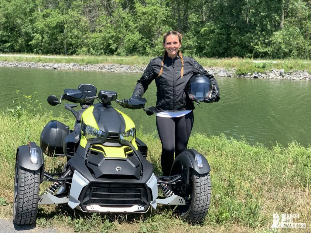 Une fille de Harley essai le Ryker 900 de Can-Am