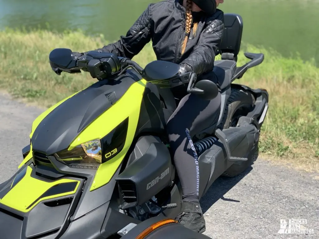 Une fille de Harley essai le Ryker 900 de Can-Am