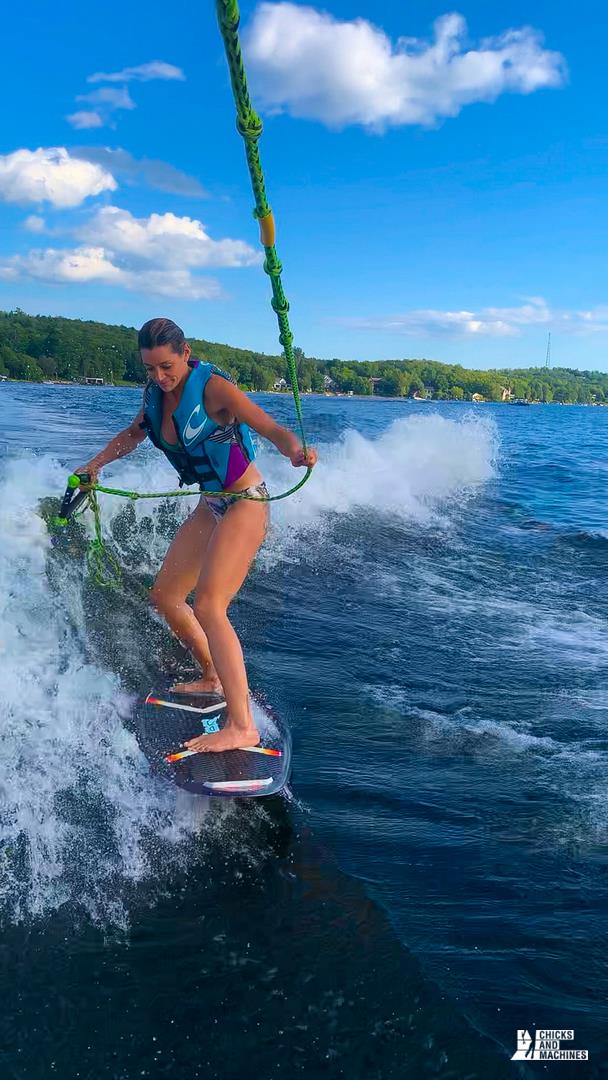Essai d'un bateau de wakesurf : le Mastercraft NXT20 3 Émilie qui tente de faire du wakesurf avec le bateau Mastercraft NXT20