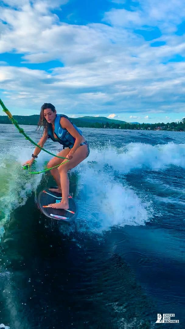 Essai d'un bateau de wakesurf : le Mastercraft NXT20 4 Émilie qui surf la magnifique vague du Mastercraft NXT20