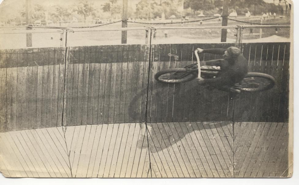 LIBERTÉ, ASPHALTE ET LÉGENDES 5 100 ANS DE MOTO AU QUÉBEC - UNE HISTOIRE À DÉCOUVRIR
