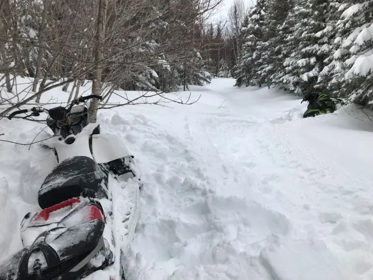 Comment débuter la motoneige hors-piste