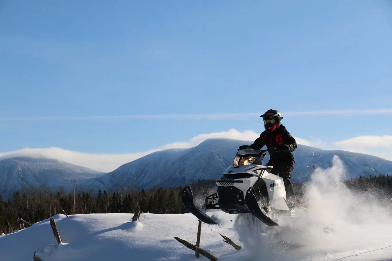 Comment débuter la motoneige hors-piste