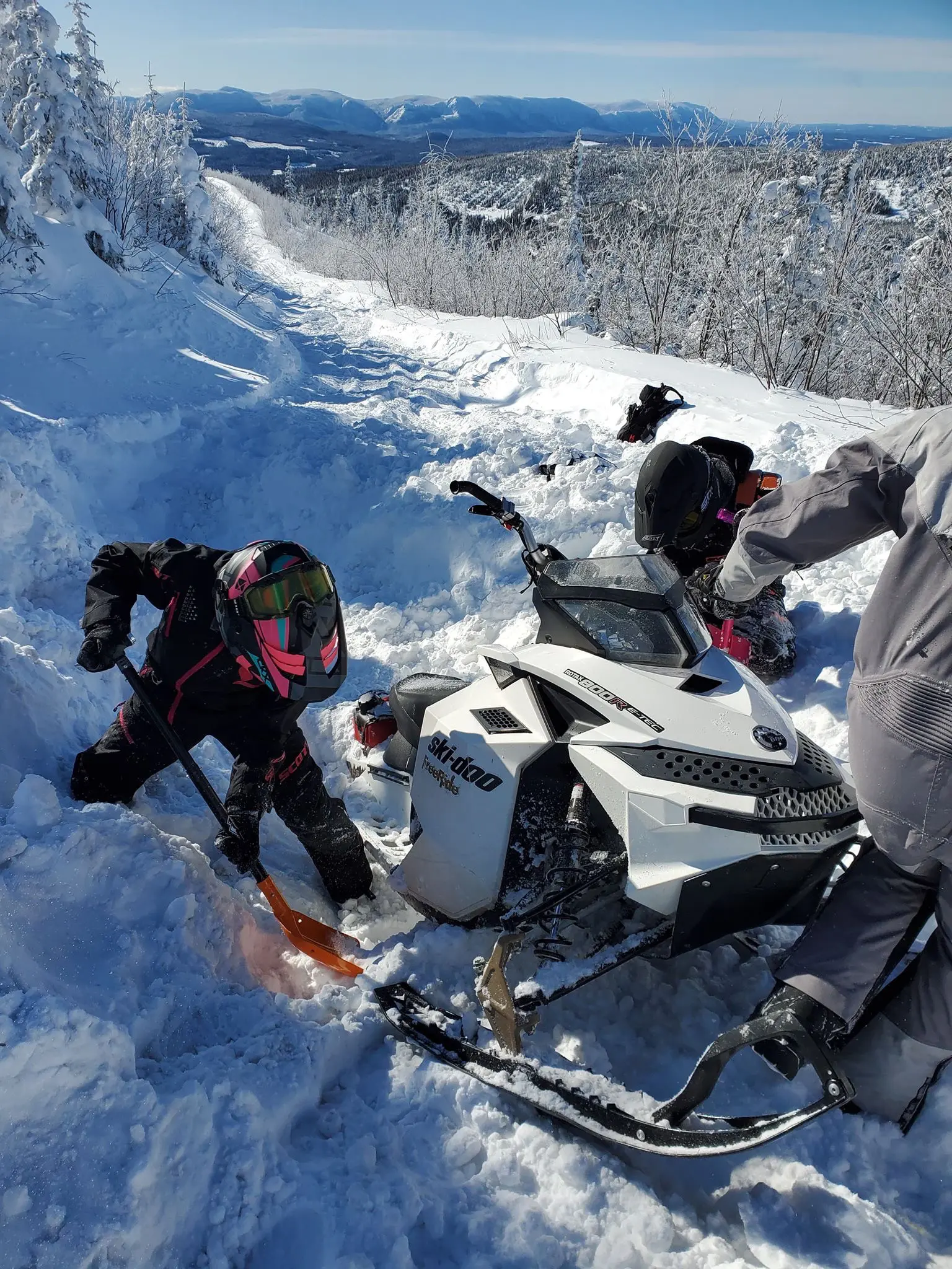 Comment débuter la motoneige hors-piste