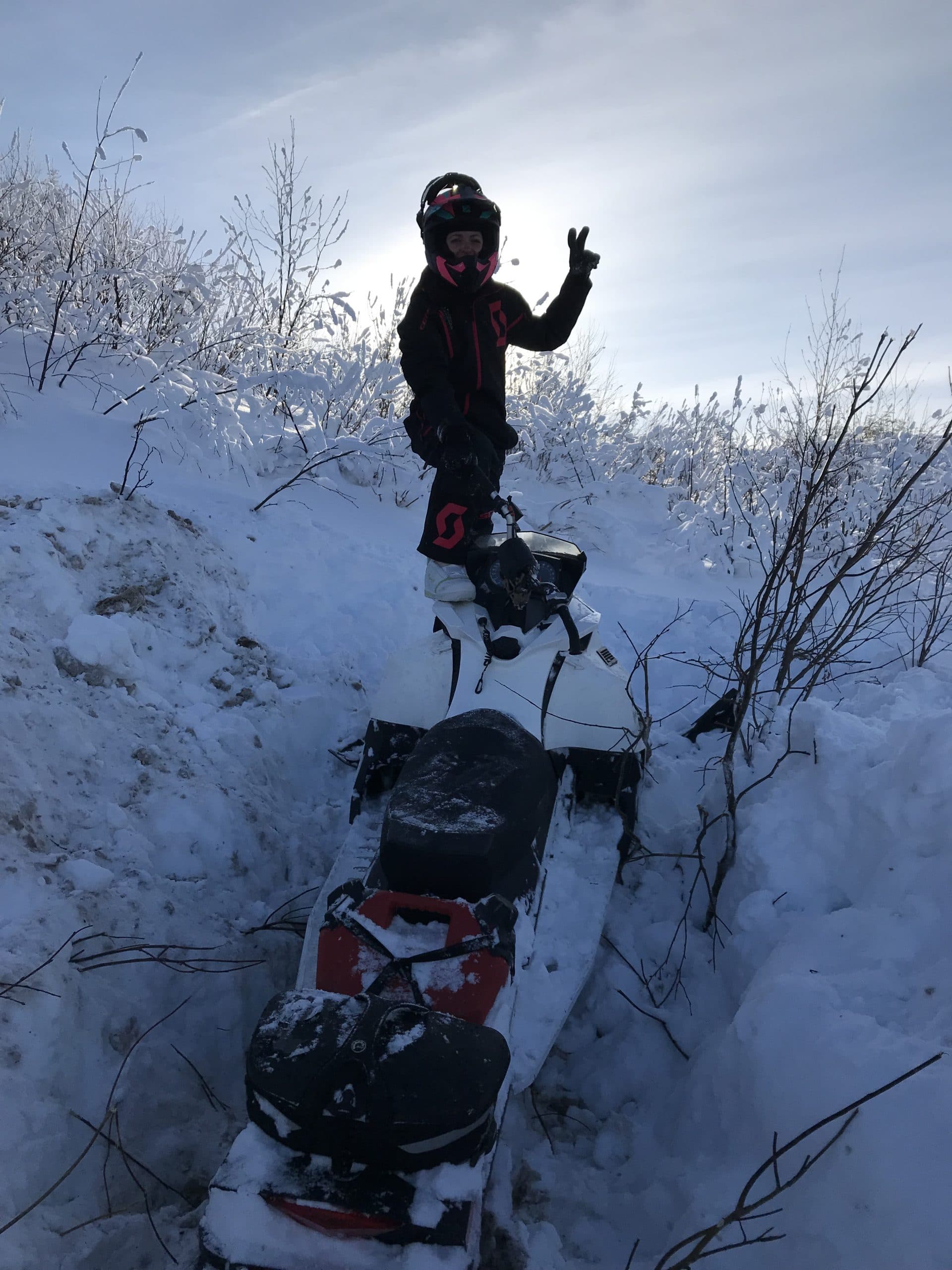 Comment d buter la motoneige hors piste  Chicks and Machines 