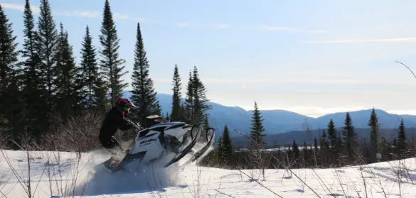 Comment débuter la motoneige hors-piste