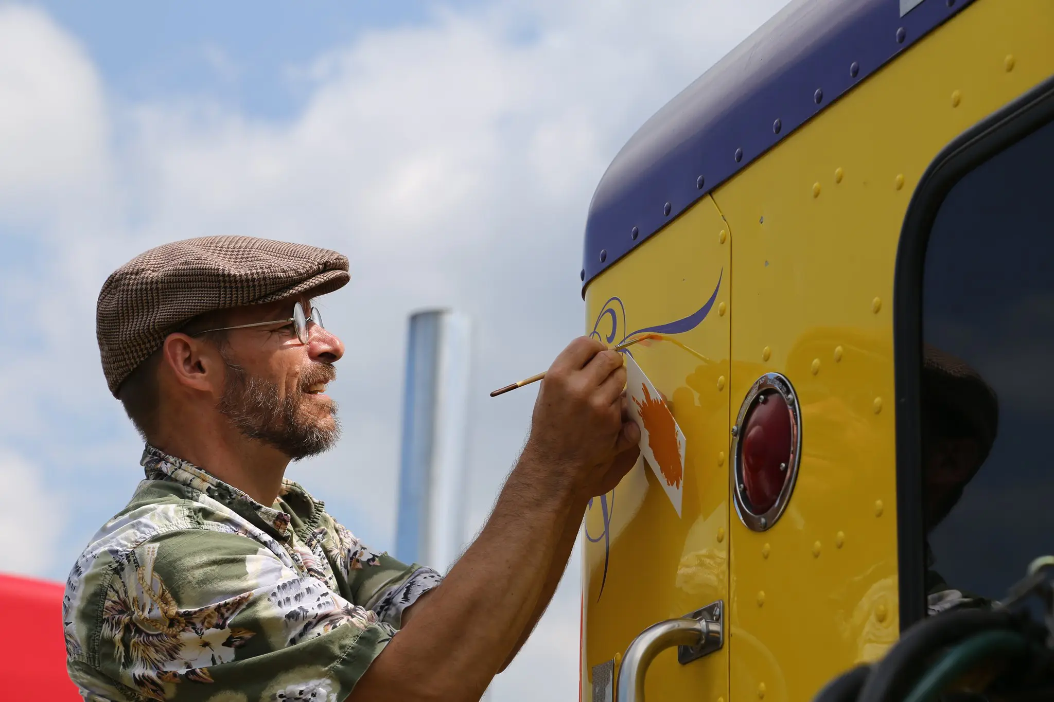 Pierre Tardif lettreur à la main camion