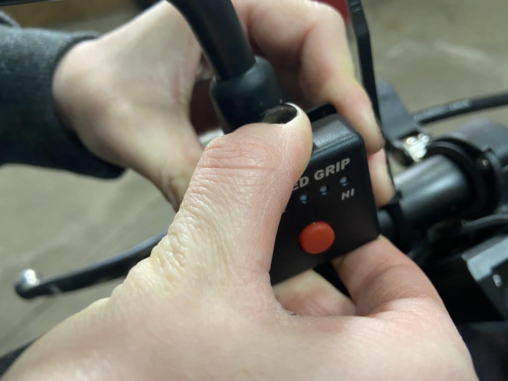 Étapes d'installation de poignées chauffantes sur une moto