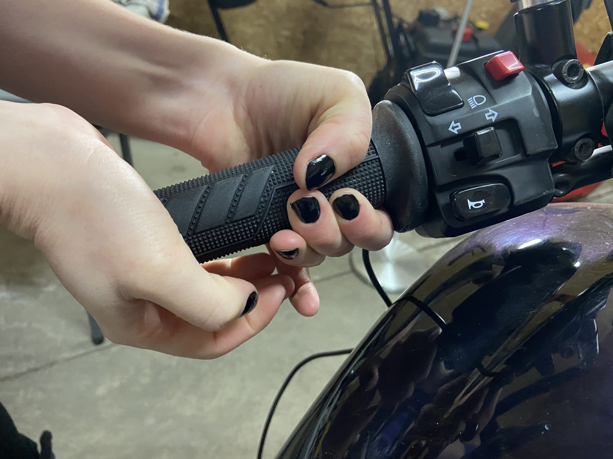 Étapes d'installation de poignées chauffantes sur une moto