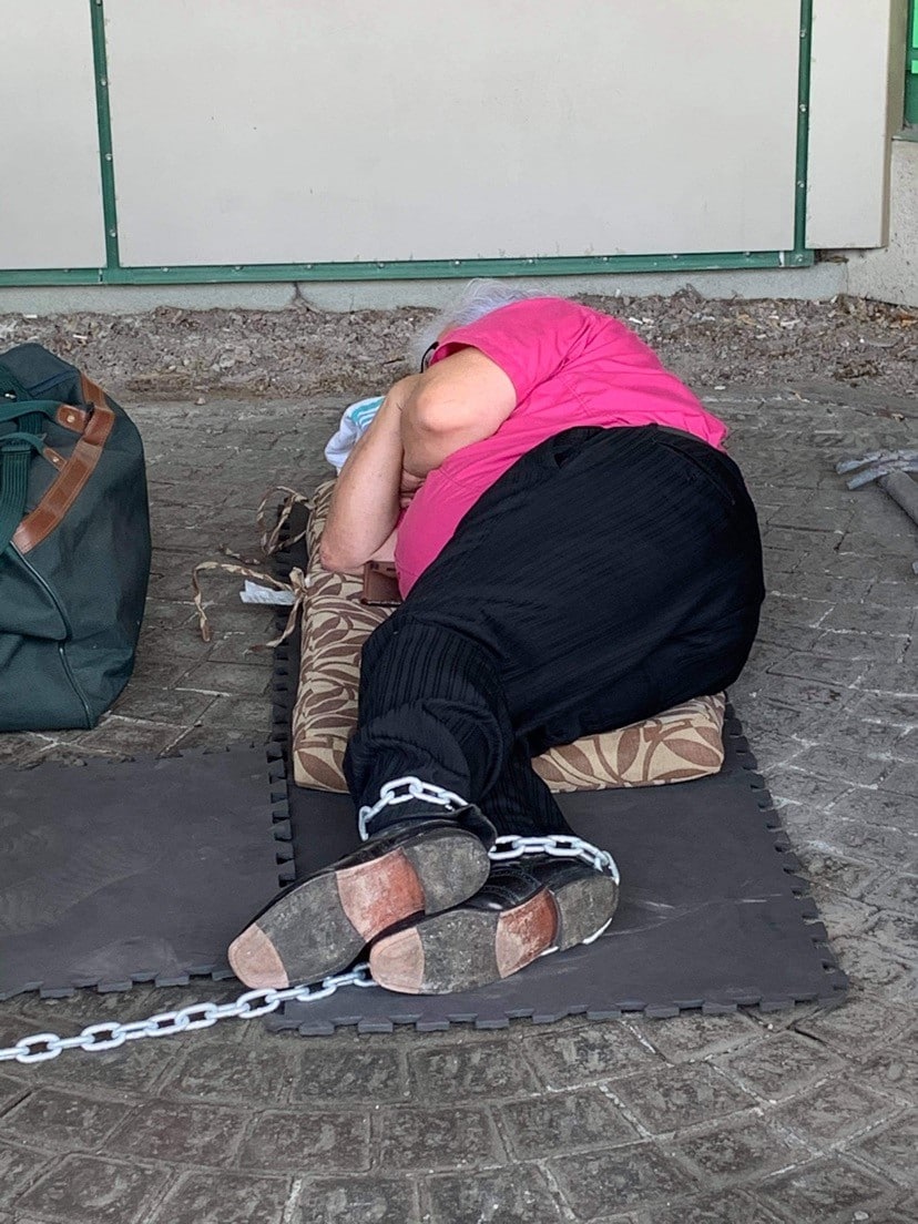 Il fait la grève de la faim et la soif pour les aînés accidentés de la route 4 Rejean Bacon, conché devant les bureaux de la SAAQ de québec.