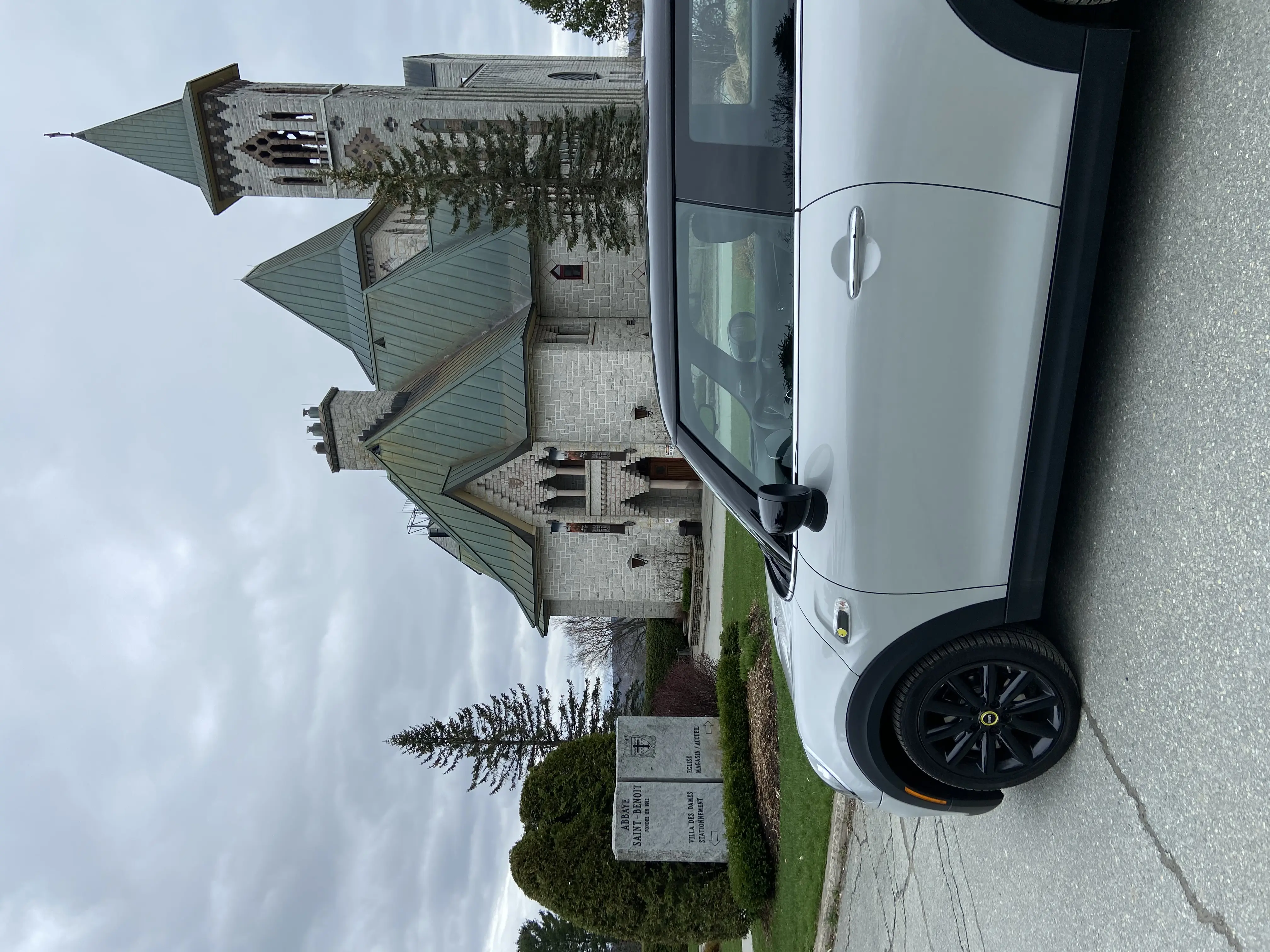 2021 MINI Cooper SE 100% electric in front of a Québec cheese factory 2021 MINI Cooper SE 100% electric in front of a Québec cheese factory