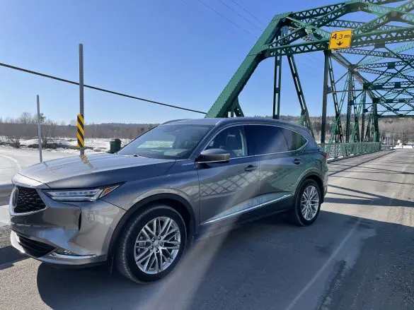 Acura MDX 2022 Sur un pont