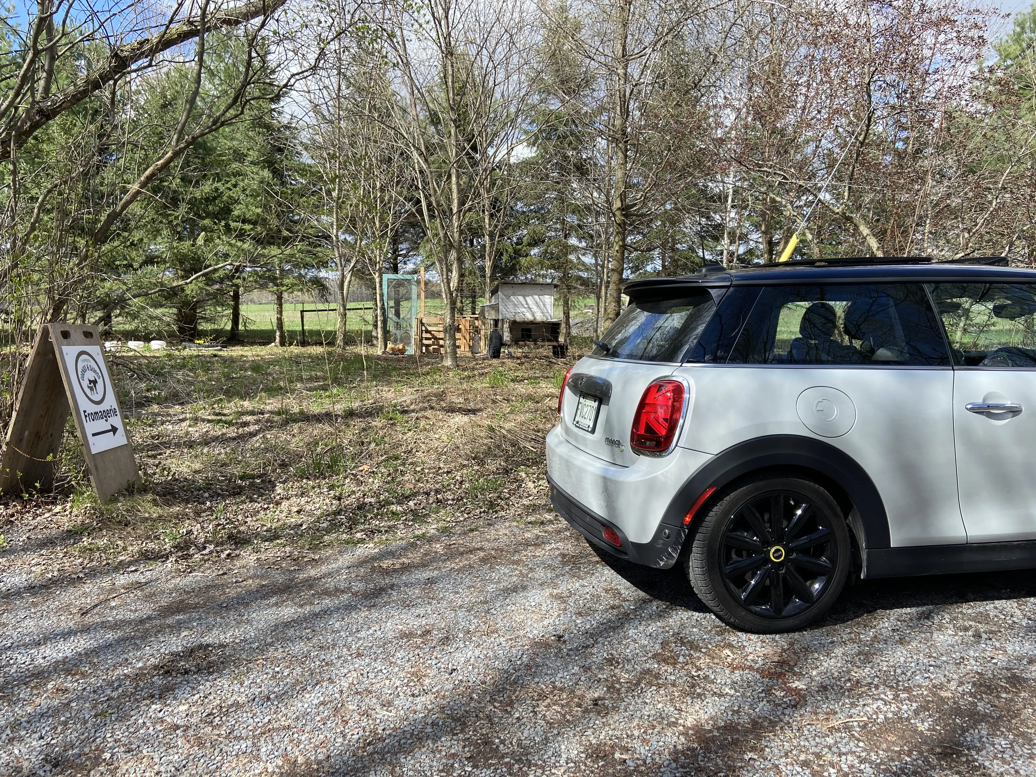 2021 MINI Cooper SE 100% electric in front of a Québec cheese factory 2021 MINI Cooper SE 100% electric in front of a Québec cheese factory