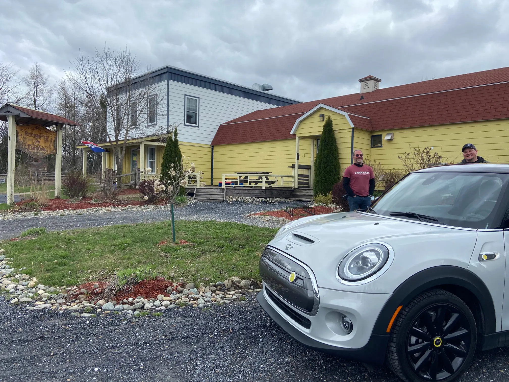 2021 MINI Cooper SE 100% electric in front of a Québec cheese factory 2021 MINI Cooper SE 100% electric in front of a Québec cheese factory