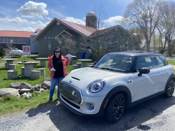 MINI Cooper SE 2021 100% électrique devant une fromagerie québécoise