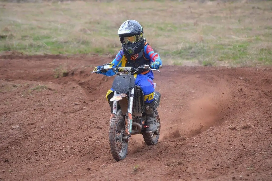 Mon fils sur sa motocross