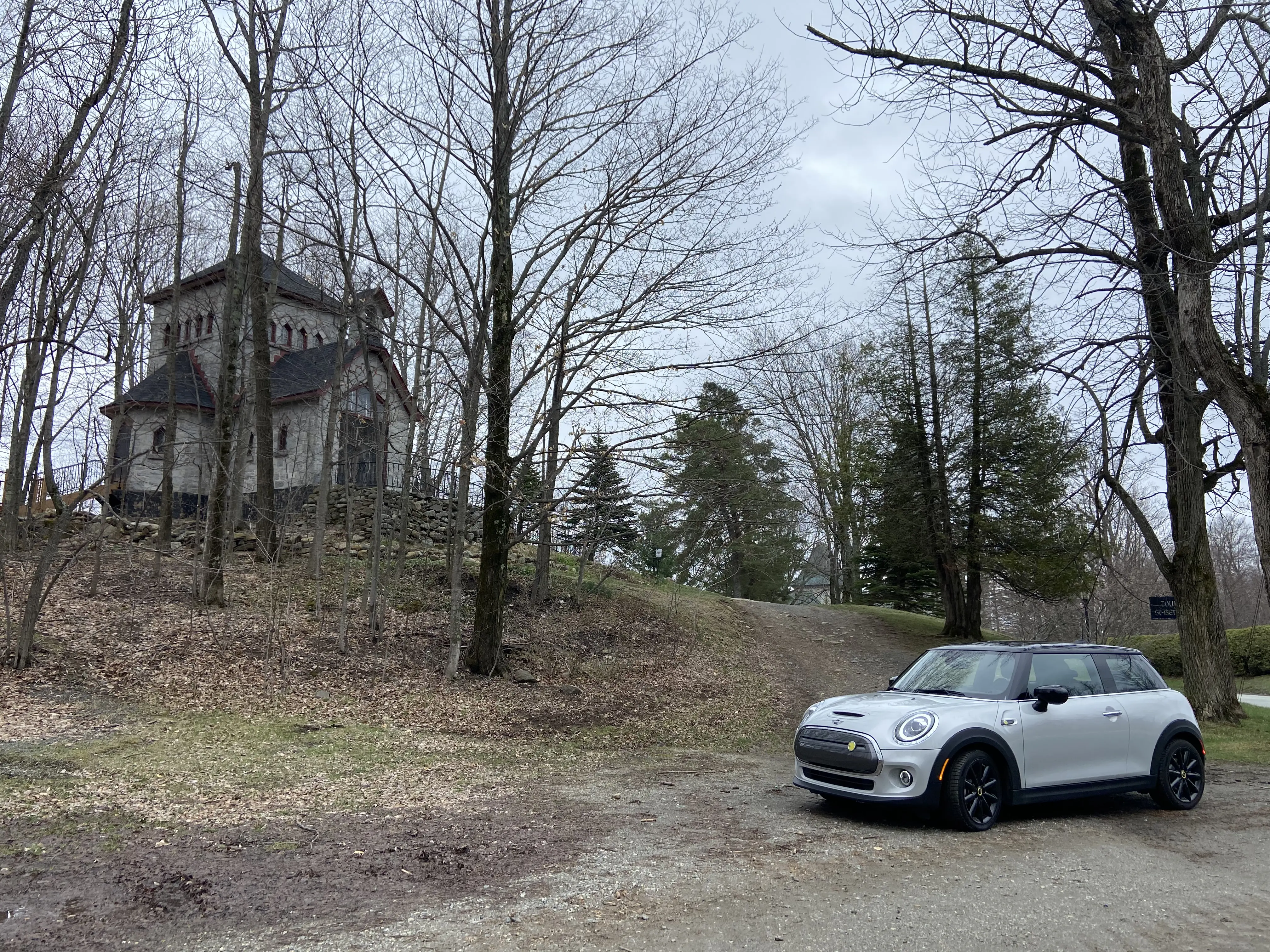2021 MINI Cooper SE 100% electric in front of a Québec cheese factory 2021 MINI Cooper SE 100% electric in front of a Québec cheese factory