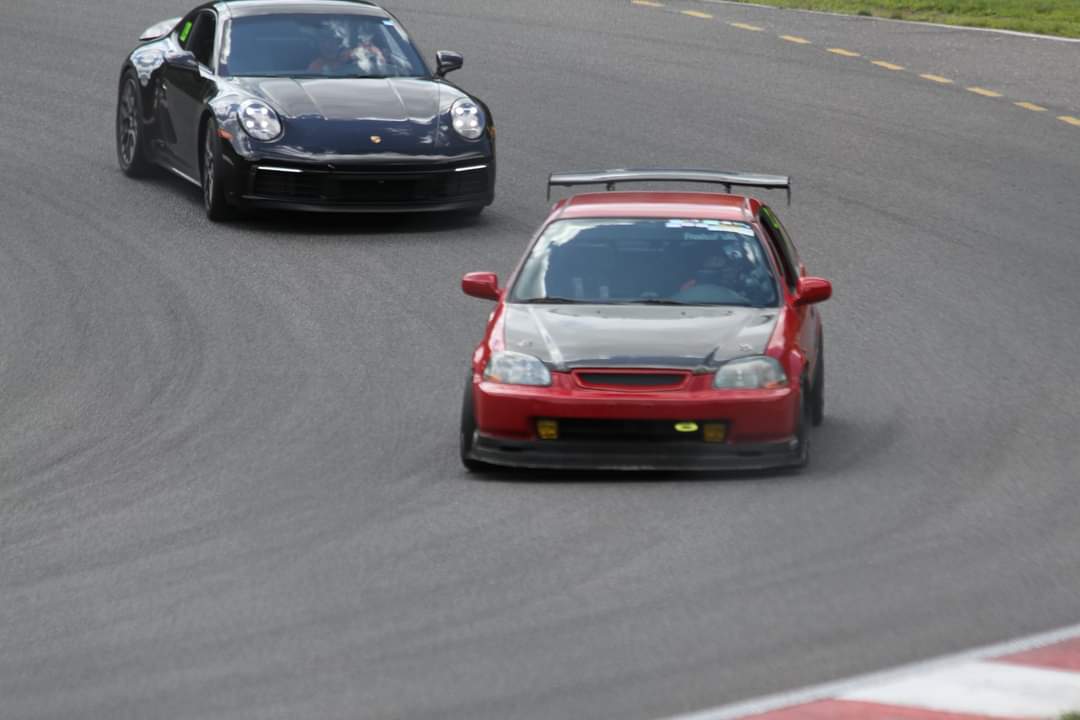 Le Circuit Mont-Tremblant retiré de la vente! 9 Deux voitures se font la course au Circuit du Mont-Tremblant