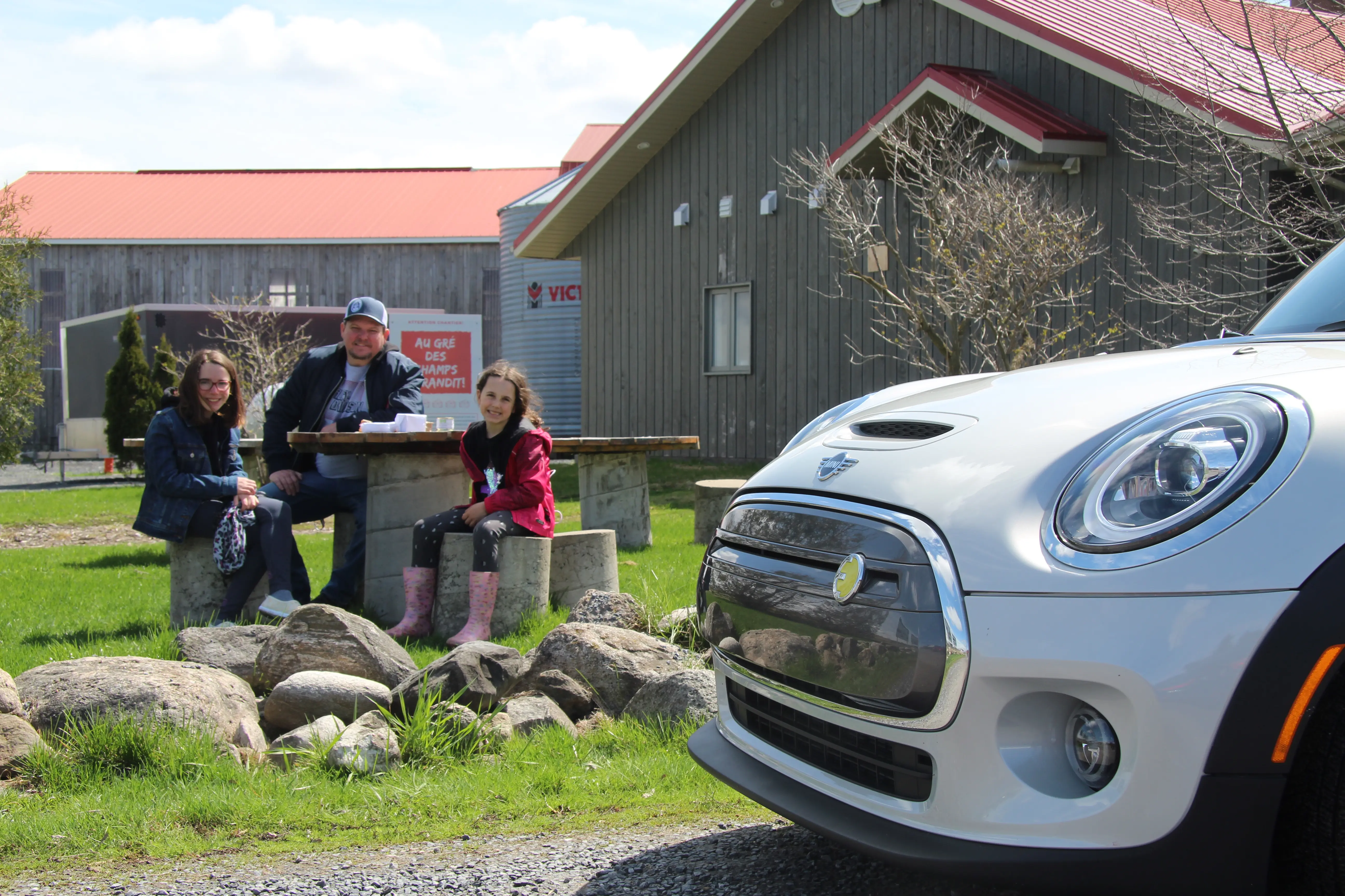 2021 MINI Cooper SE 100% electric in front of a Québec cheese factory 2021 MINI Cooper SE 100% electric in front of a Québec cheese factory