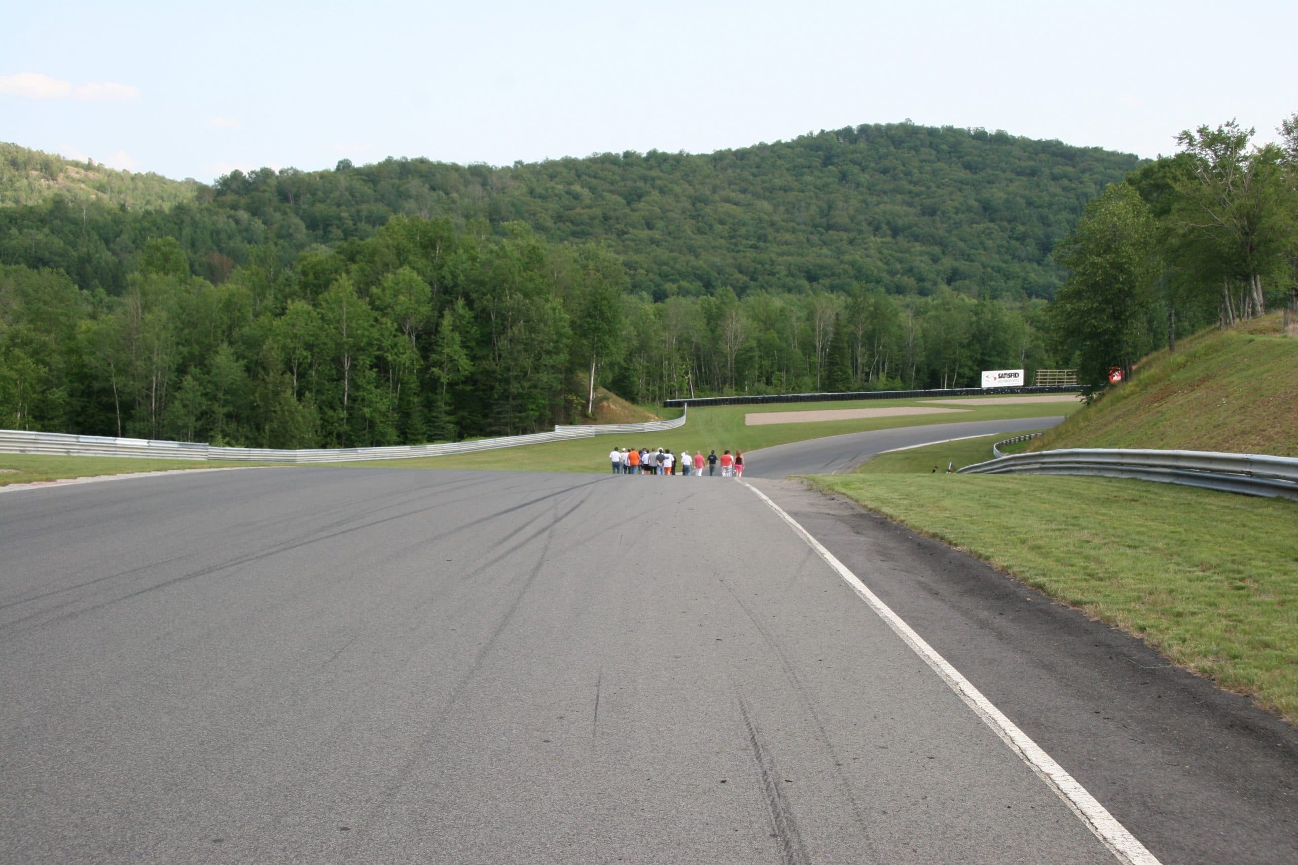 Le Circuit Mont-Tremblant retiré de la vente! 4 Des pilotes scrutent la piste du circuit Mont-Tremblant