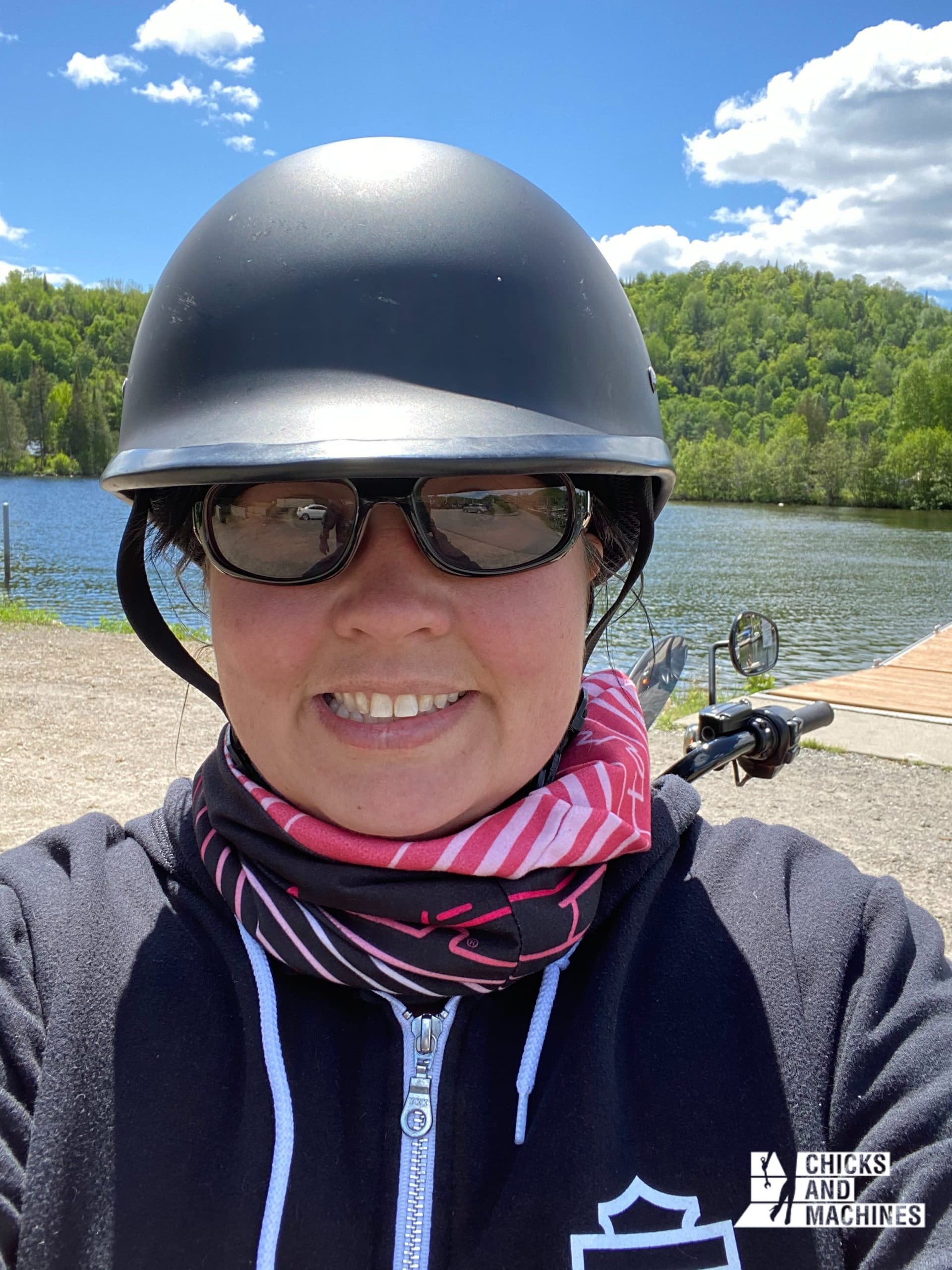 Roadtrip à moto : Annie profitant d'un petit arrêt au Lac-des-Seize-Îles