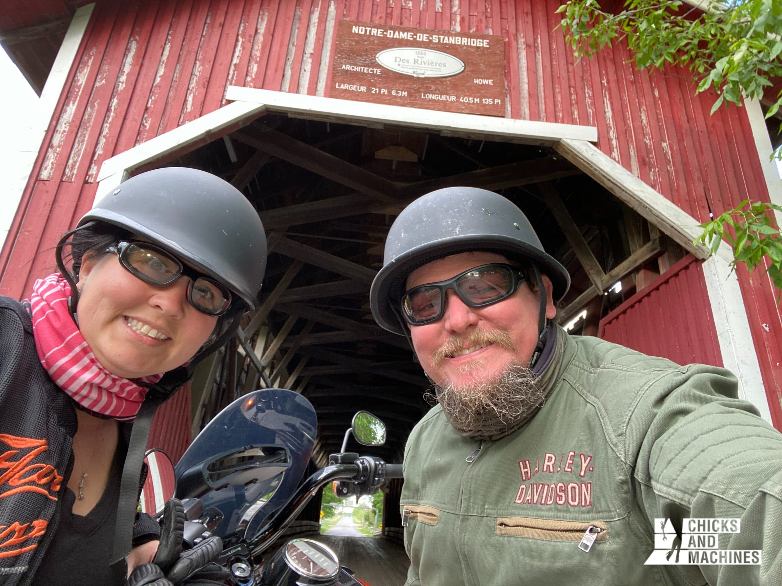 Roadtrip à moto en Montérégie, Ontario et Laurentides : peureux s'abstenir ! 2 Roadtrip à moto : Annie à Pike River sous le pont couvert
