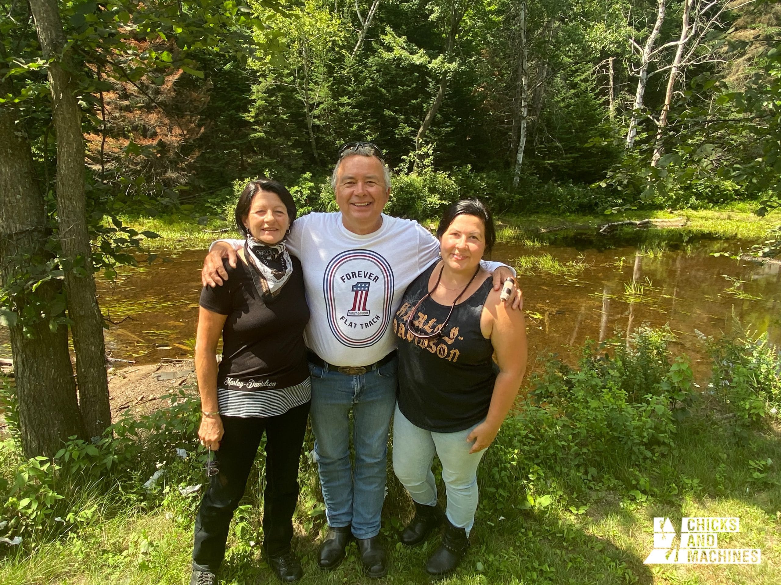 Roadtrip à moto en Montérégie, Ontario et Laurentides : peureux s'abstenir ! 7 Roadtrip à moto : Annie et ses parents après un bon repas à la Pizzeria Le 327