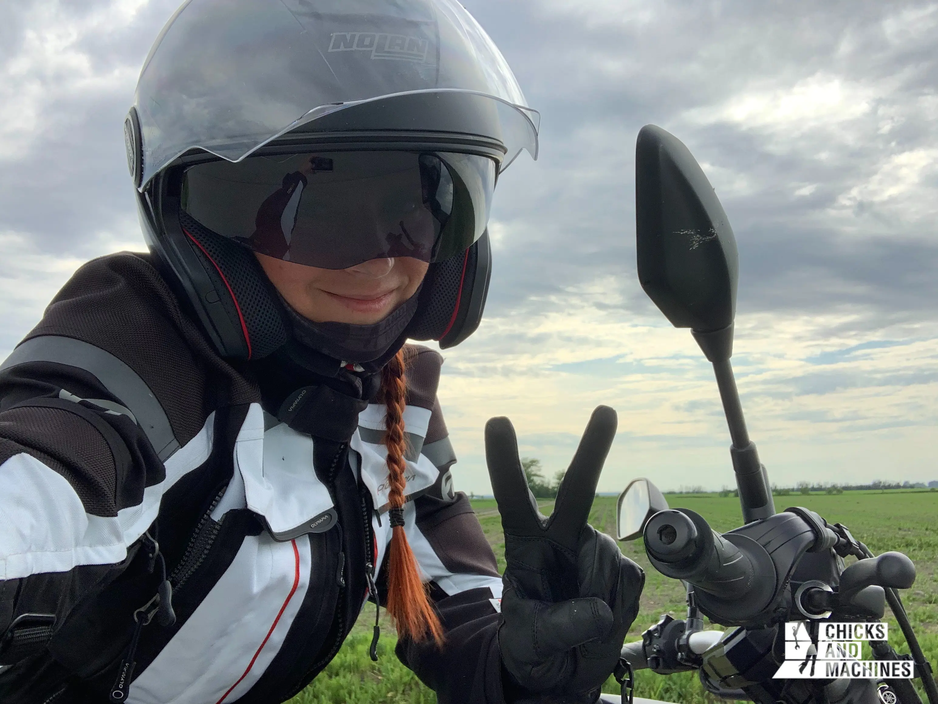 Caro avec son casque modulaire en essai routier avec la Yamaha MT-07 2021
