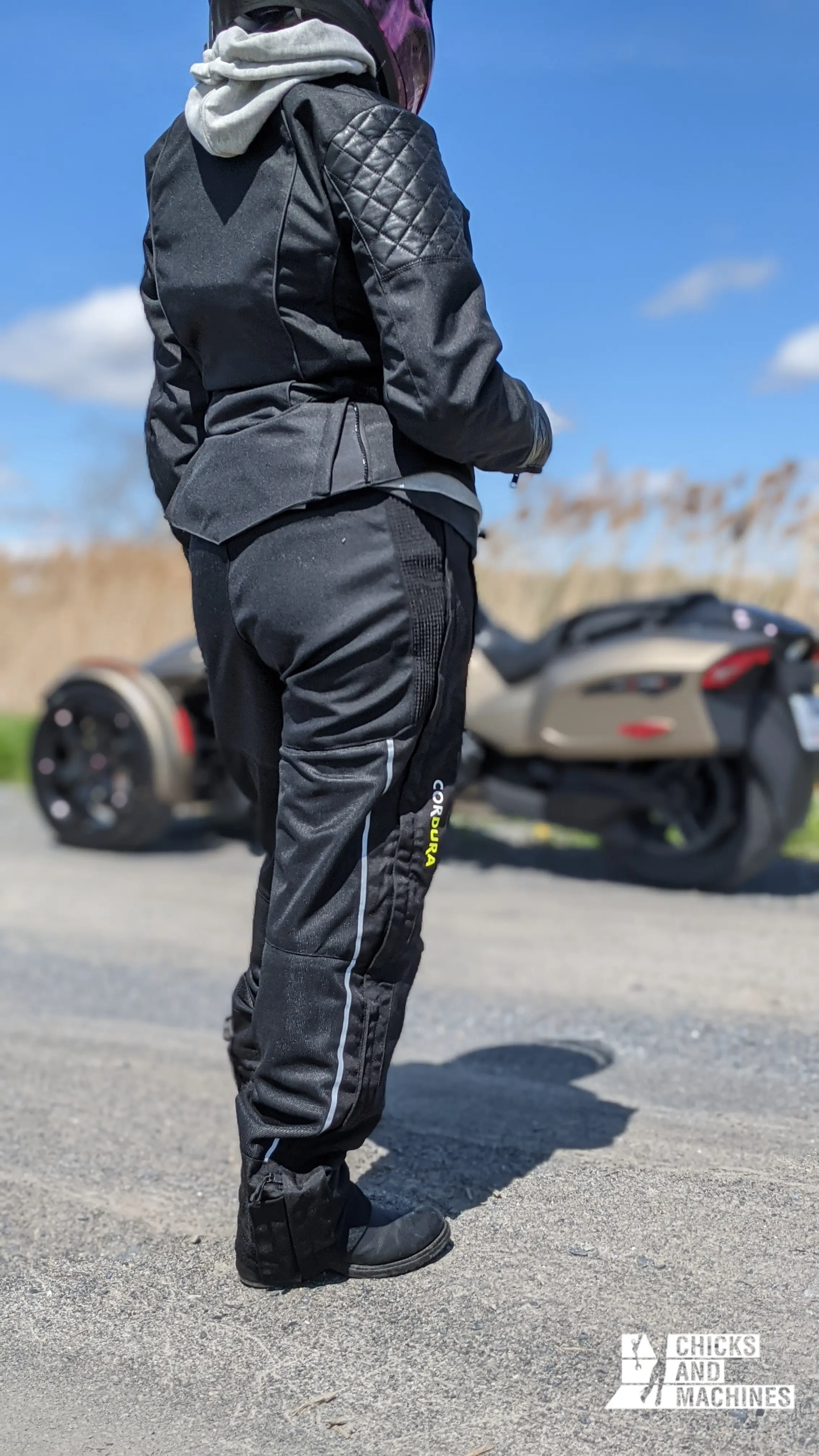 Le pantalon de moto Airglide 6 de Olympia; en toute simplicité