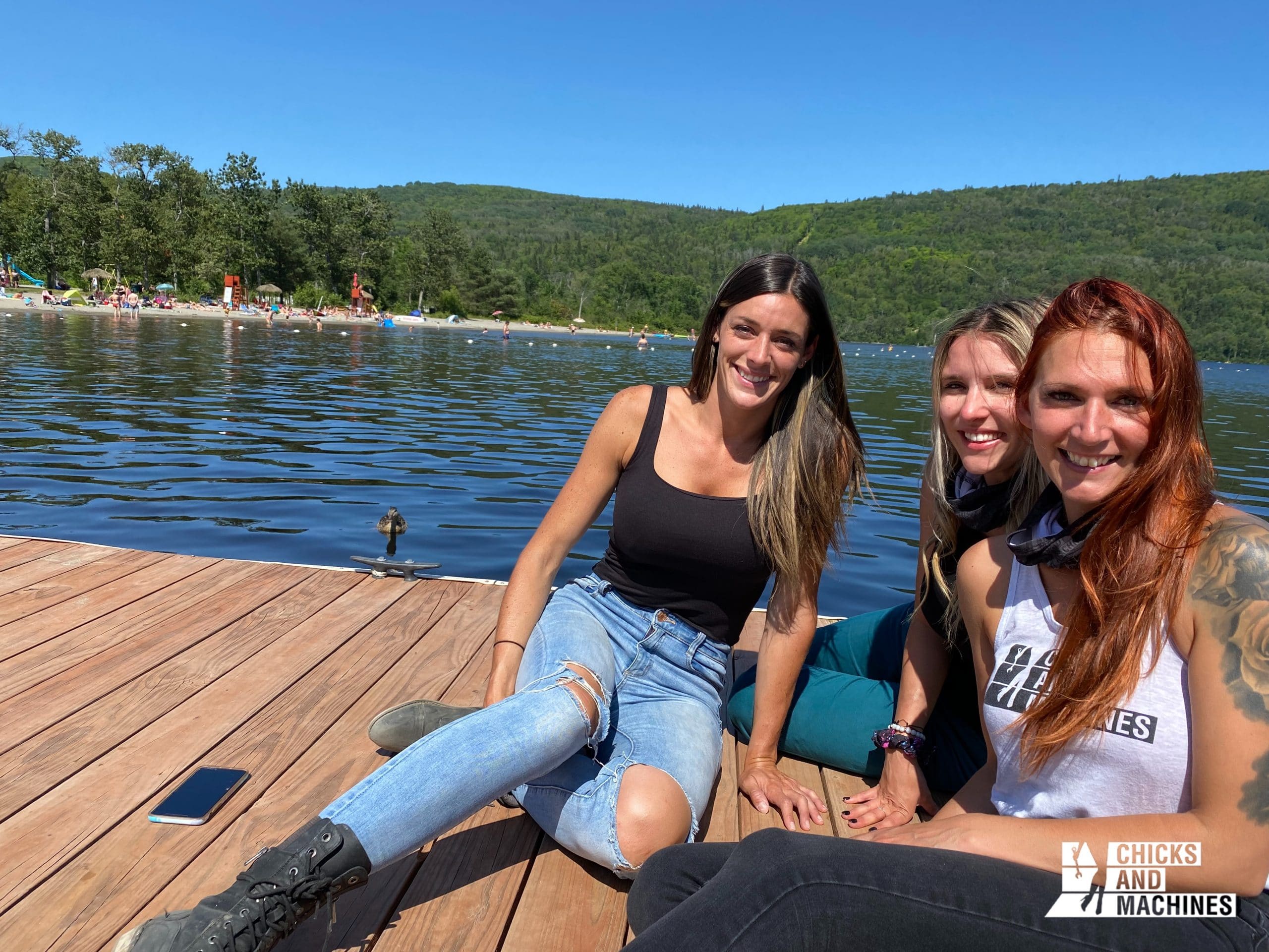 Roadtrip à moto entre filles au Bas-Saint-Laurent: première partie! 22 Les filles profitant du soleil et d'un moment de relaxation !