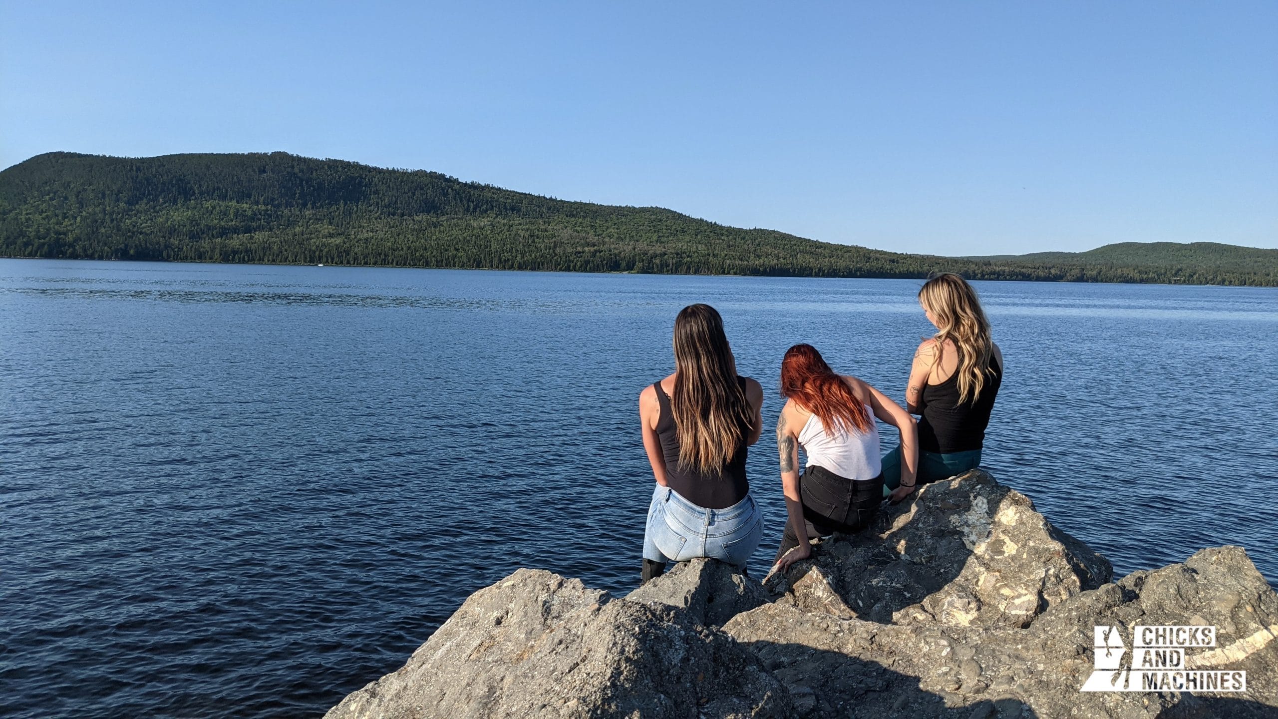 Roadtrip à moto entre filles au Bas-Saint-Laurent: première partie! 33 Les filles profitant de la vue sur le Lac-Témiscouata et le parc national juste en face