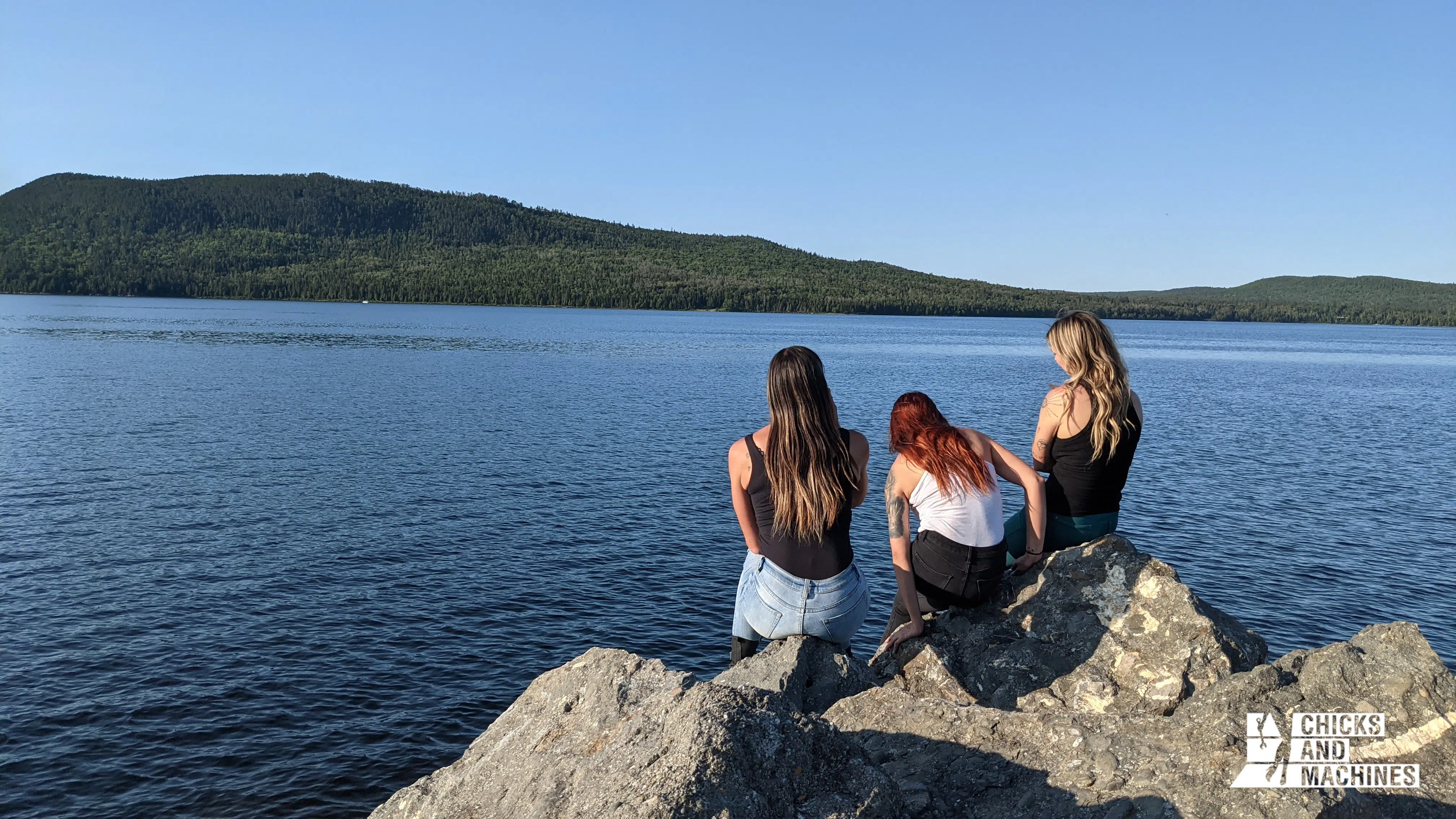 Les filles profitant de la vue sur le Lac-Témiscouata et le parc national juste en face