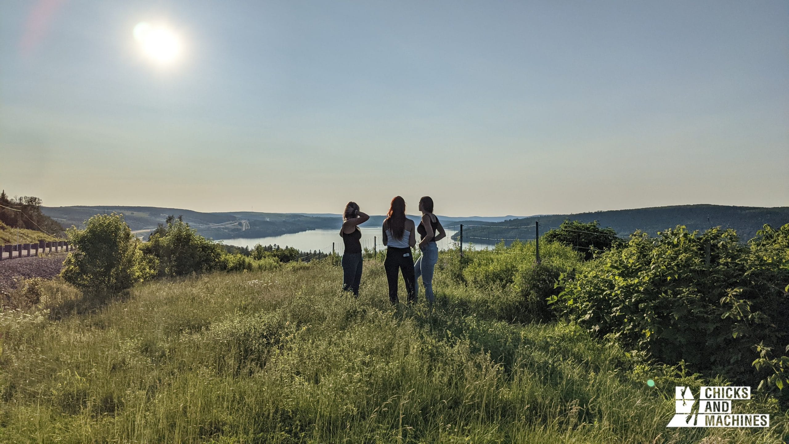 Roadtrip à moto entre filles au Bas-Saint-Laurent: première partie! 38 Les filles admirant la vue sur le Lac-Témiscouata