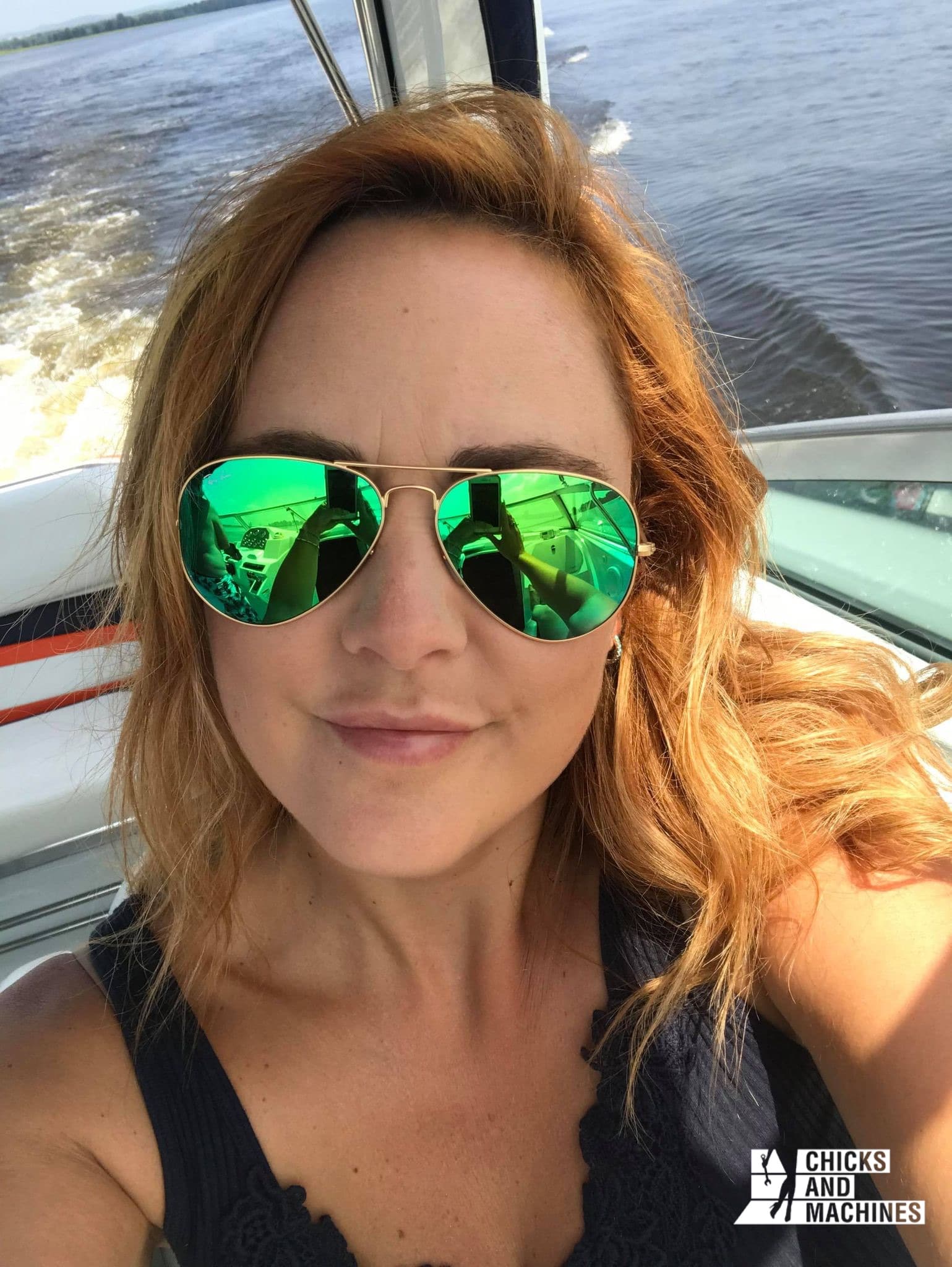 Syncia Séguin à bord de son bateau