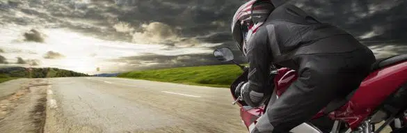 La vitesse à moto : une cause importante des accidents mortels. Source: https://www.google.com/url?sa=i&url=https%3A%2F%2Fwww.ornikar.com%2Fpermis%2Fautour-moto%2Fspecificites-conduite%2Feffet-tunnel&psig=AOvVaw0n-2_GhuGkp9vrKv3m-ktC&ust=1627134007805000&source=images&cd=vfe&ved=0CAsQjRxqFwoTCKCLleWo-fECFQAAAAAdAAAAABAJ