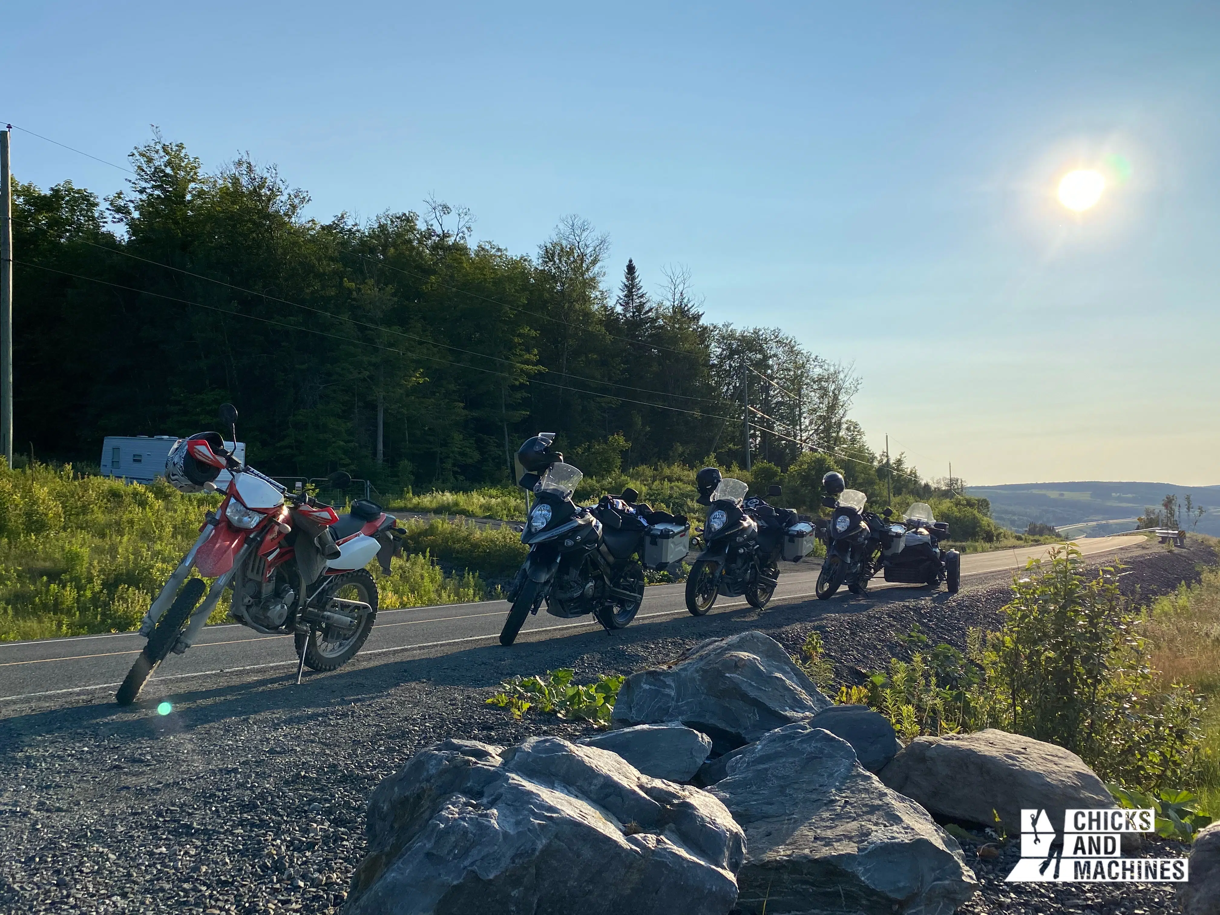 Les motos sur le bord du Chemin des Mille-Couleurs
