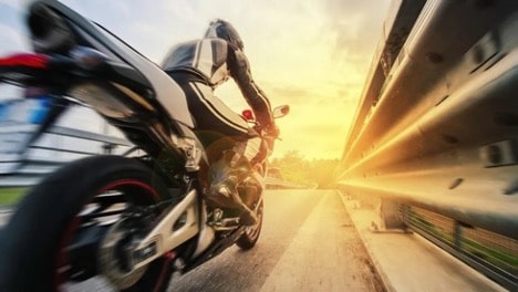 La vitesse à moto. Source: https://www.ornikar.com/permis/autour-moto/specificites-conduite/effet-tunnel