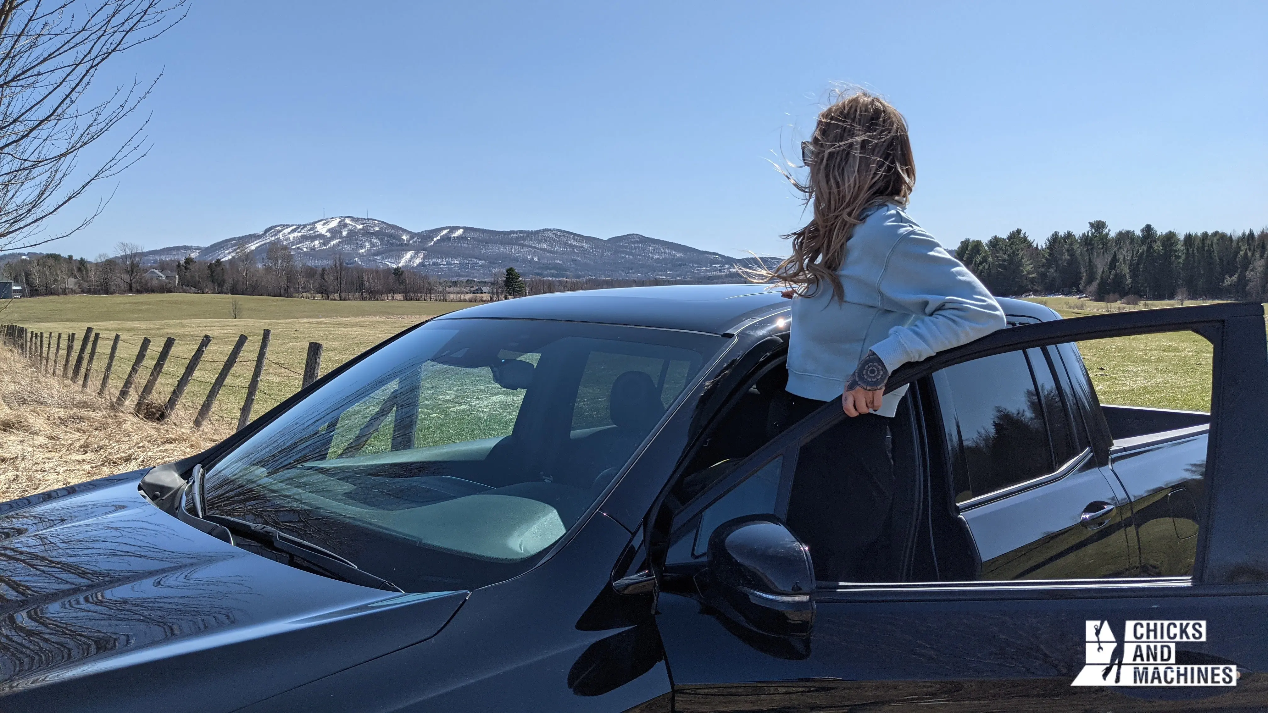 Cyn admire le magnifique paysage à la toute fin de son « road trip » à bord du Honda Ridgeline Black Edition 2020