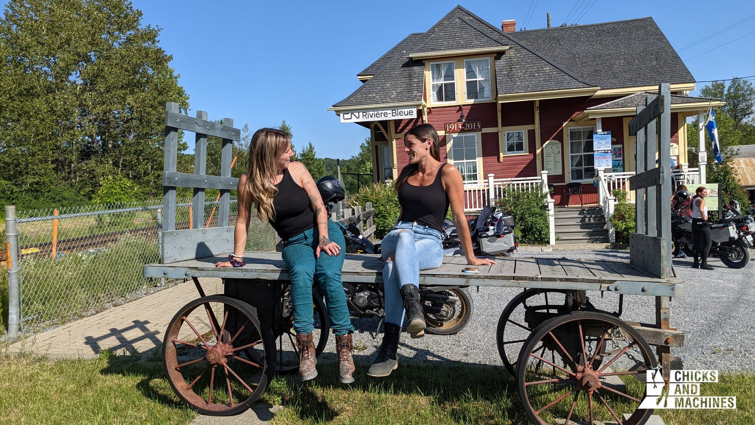 Roadtrip à moto entre filles au Bas-Saint-Laurent: première partie! 30 Les filles en train de discuter des droits de la femme !