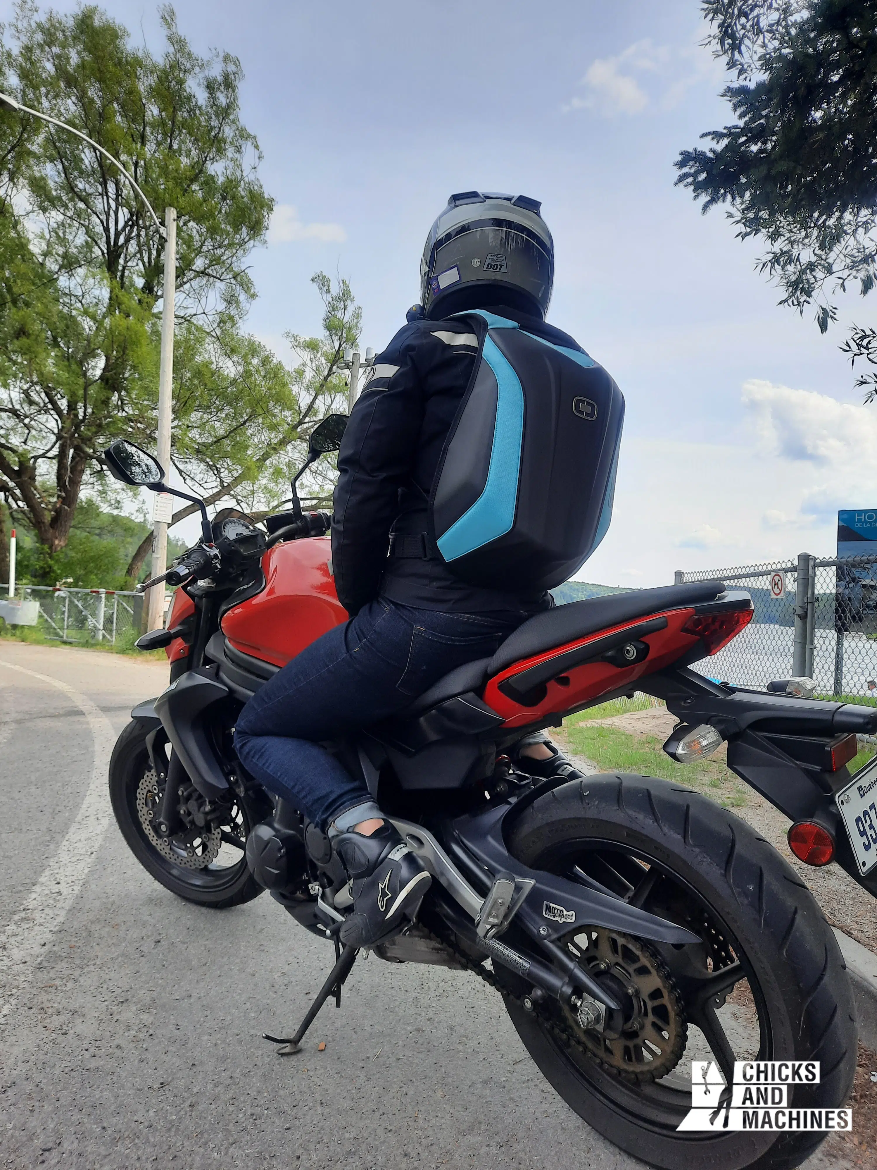 Cyndie prête pour une ride à moto avec son nouveau sac Ogio!