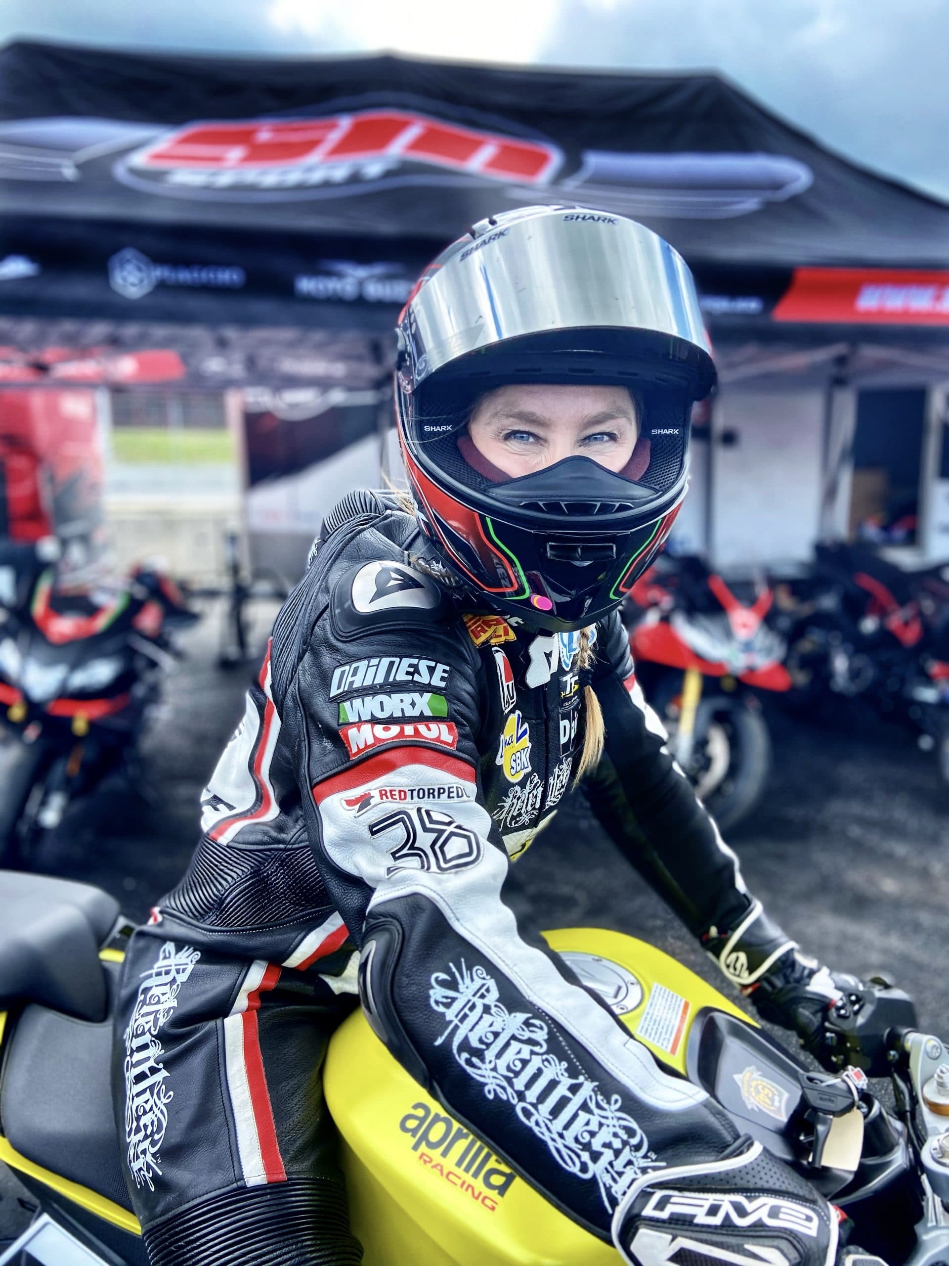 Eve Lyne et son amour pour la conduite des motos Supersport en circuit fermé !
