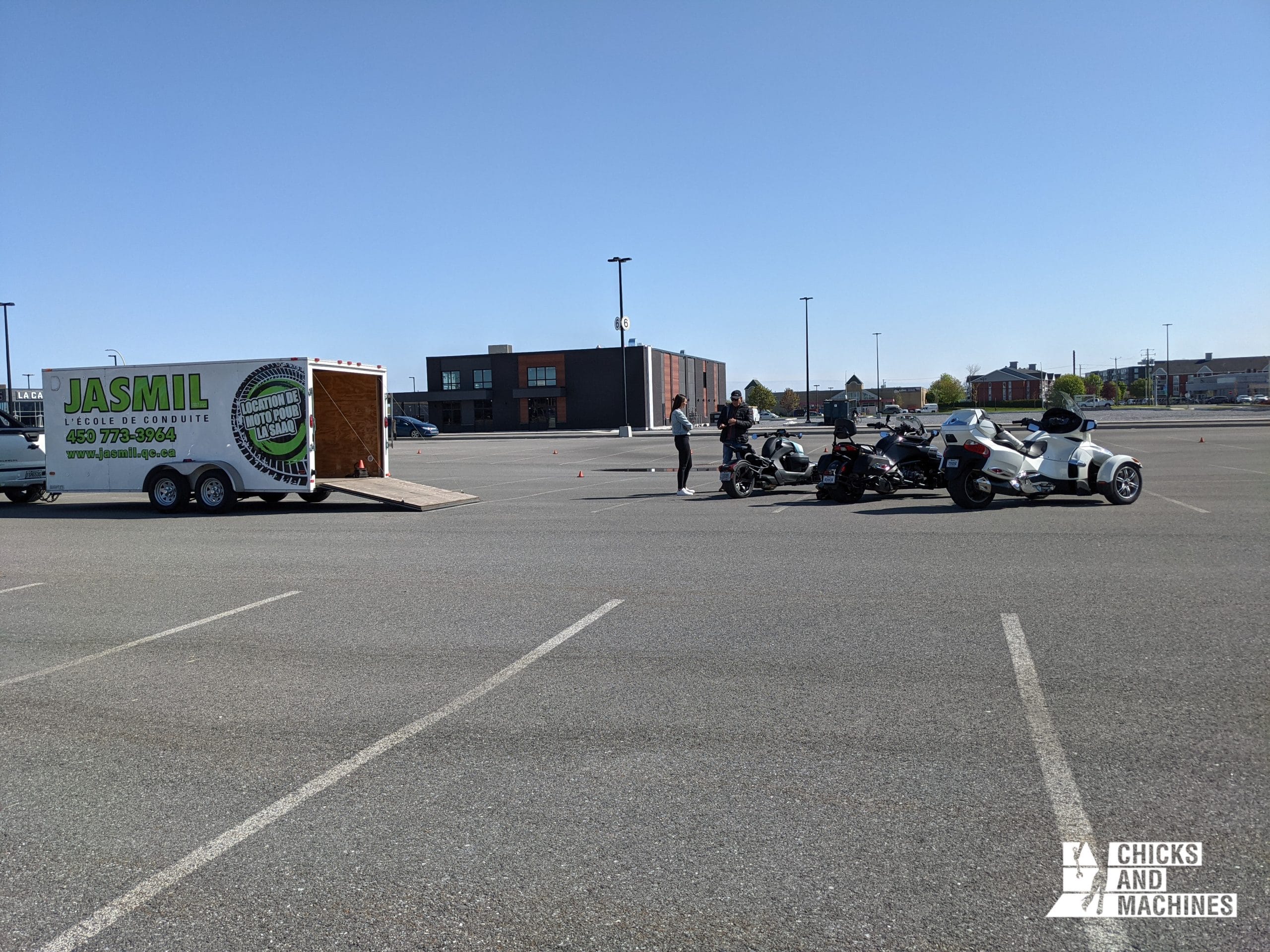 Le cours de moto 3 roues avec l'École de conduite Jasmil 3 L'École de conduite Jasmil en plein cours pratique de moto 3 roues.