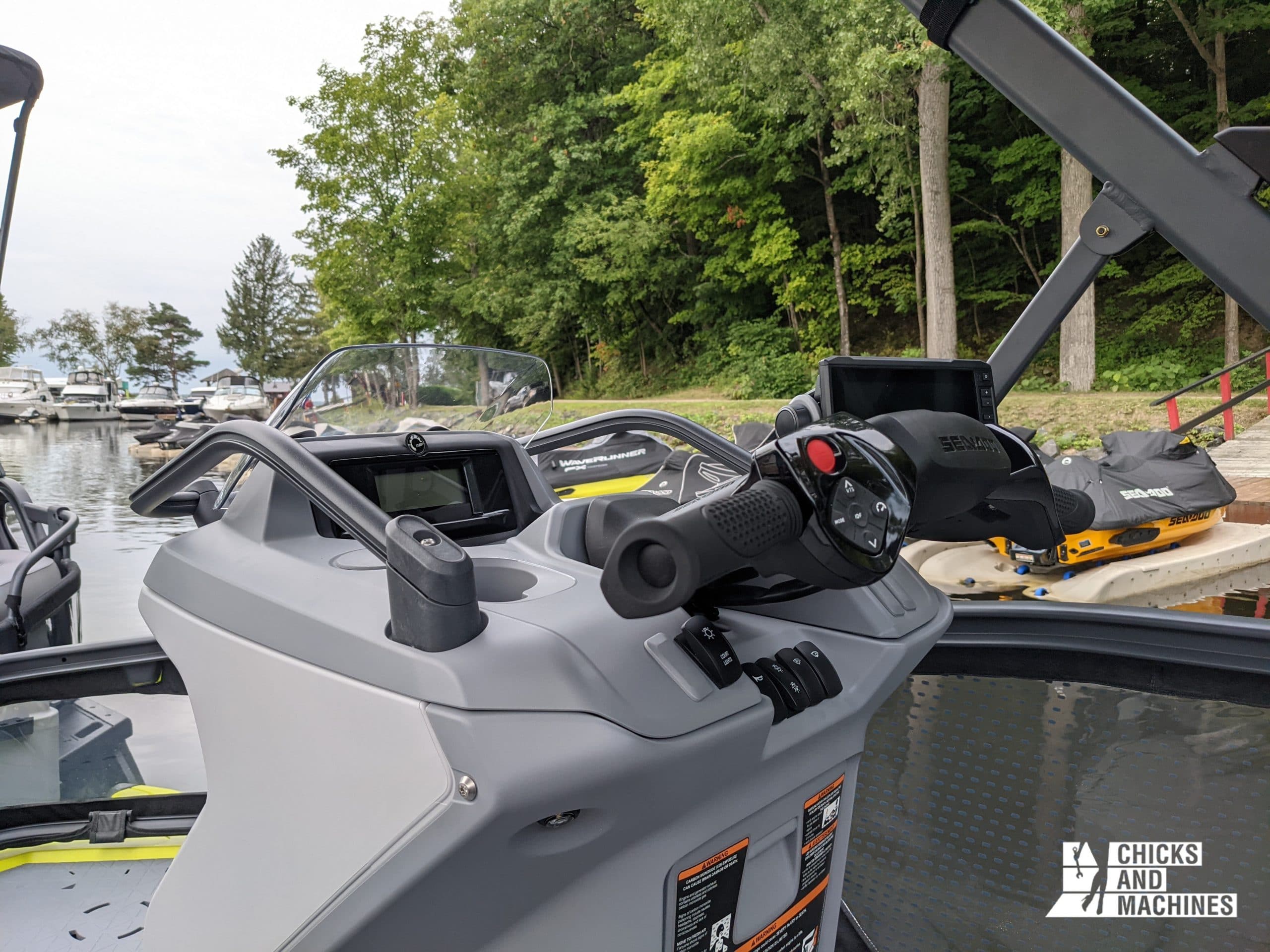 Le ponton Switch 2022 de Sea-Doo : les impressions d’une petite nouvelle ! 32 La conduite simple du Switch grâce au guidon de motomarine