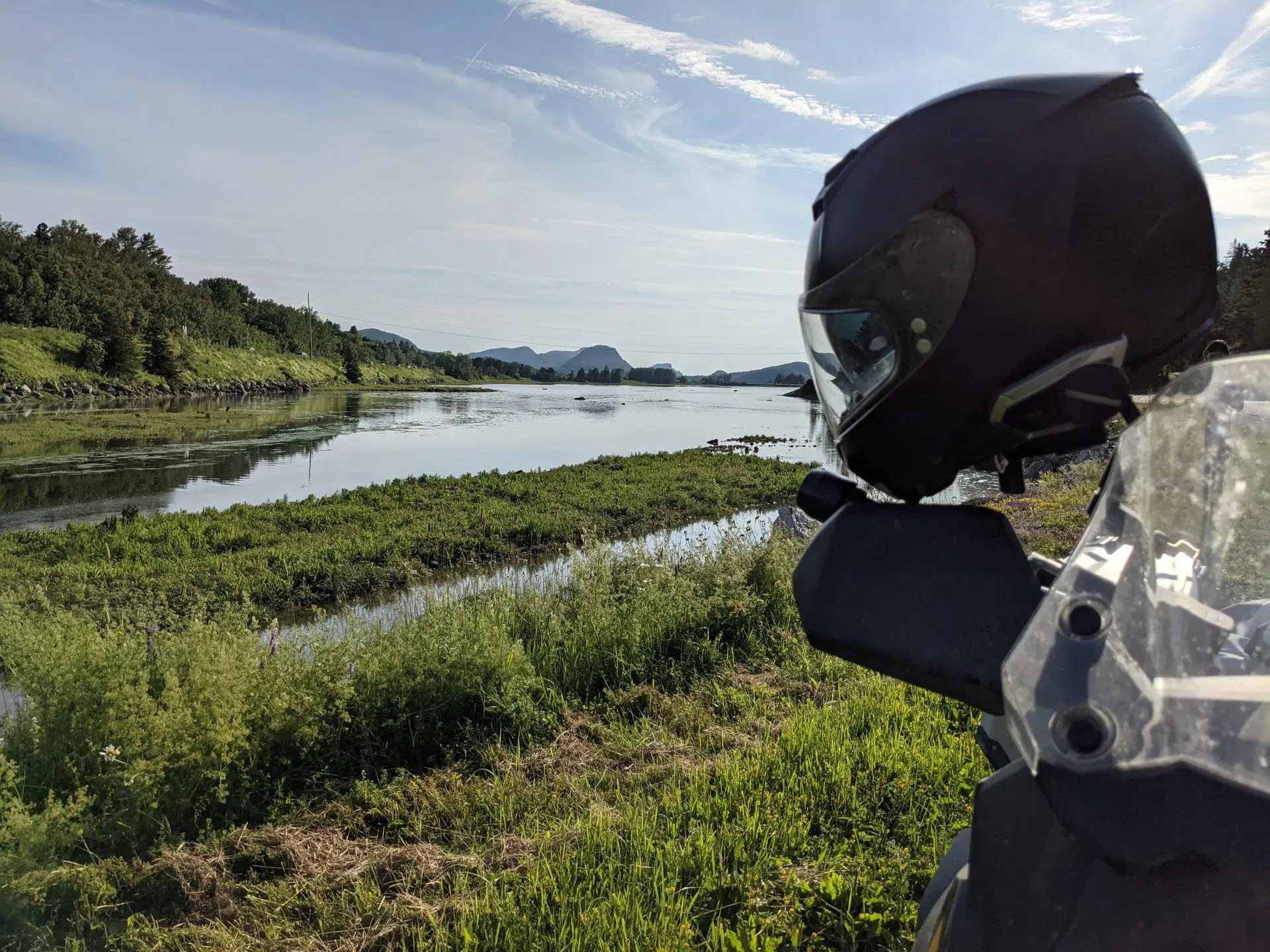 Le Sena 50S sur le casque de moto de Cindy lors d'un roadtrip au Bas-Saint-Laurent