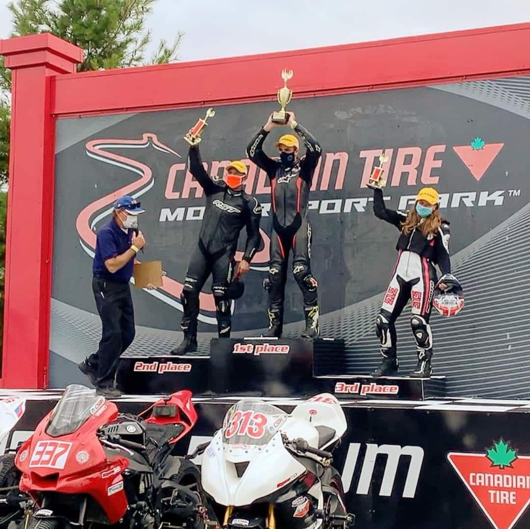 Motos Supersport, de la route à la piste…entrevues avec 4 femmes motocyclistes 41 Sarah-Michelle sur le podium !