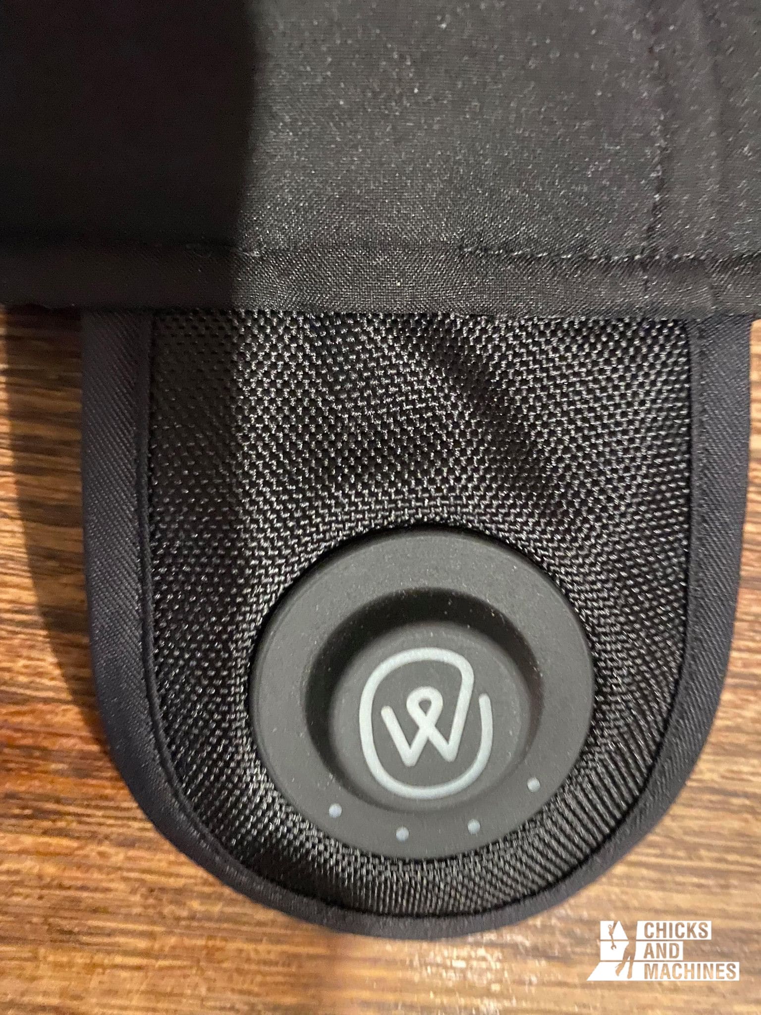 Une simple pression de ce bouton permet d'activer la chaleur de la veste Ewool
